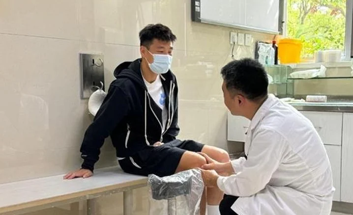 位白衣帅哥